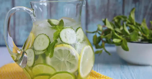 Dzbanek orzeźwiającej, sassy water z cytryną, limonką, ogórkiem i miętą, pełen lodu.