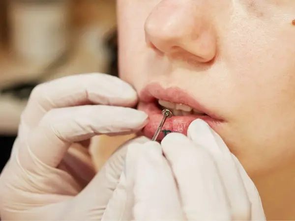Kolczyk w wardze - jak wybrać idealny i dbać o piercing?