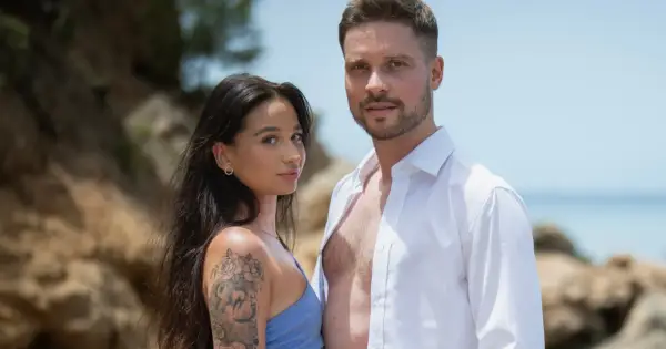 Dominik i jego ukochana na plaży. Ich miłość jest szczera, bo dominik love never lies.