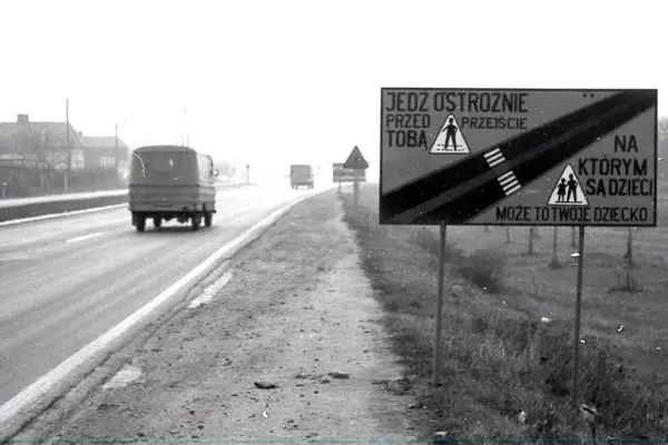 Znak na gierkówce ostrzega: "Jedź ostrożnie przed tobą przejście, na którym są dzieci. Może to twoje dziecko".