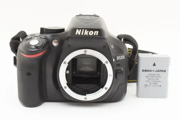 Aparat Nikon D5200 z obiektywem i baterią. Gotowy do uchwycenia niezapomnianych chwil.