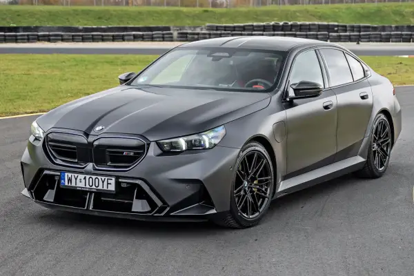 BMW M5 F90 - Czy warto kupić? Analiza i koszty w 2026