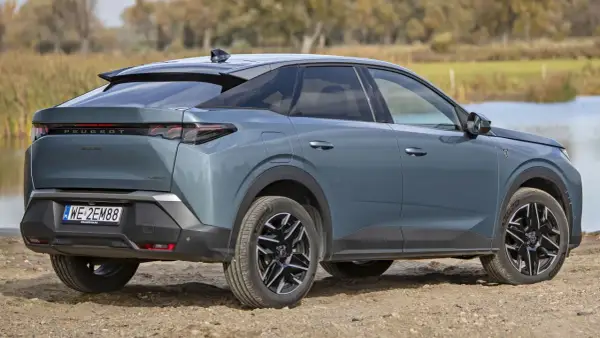 Szary Peugeot 3008 Hybrid na tle natury. Sprawdź jego atrakcyjną peugeot 3008 cena.
