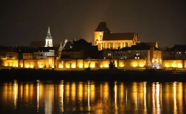 Toruń nocą: magiczne atrakcje i klimatyczne rozrywki w mieście