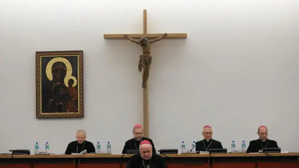 Jak zwracać się do biskupów? Odpowiednie tytuły i zasady grzecznościowe