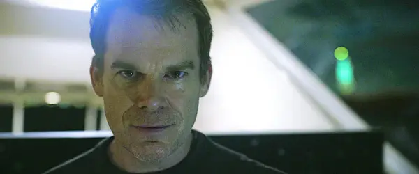 Primo piano di Dexter, con uno sguardo intenso. Le recensioni su Dexter lo descrivono come un personaggio complesso.
