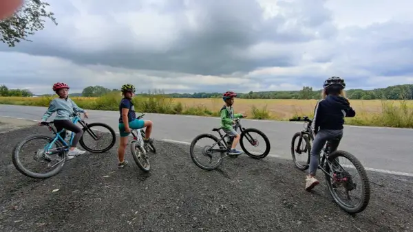 Cztery dzieci na rowerach, szukają idealnego roweru dla 8 latka ile cali.
