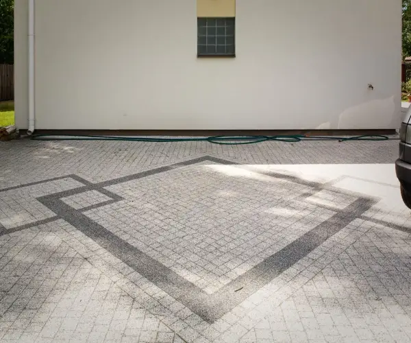 Malowanie kostki brukowej czy warto? Odkryj zalety i wady tej metody