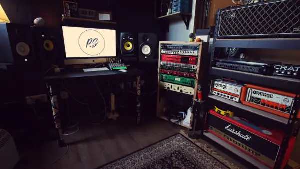 Studio z komputerem, monitorami studyjnymi, rackiem z efektami i wzmacniaczami gitarowymi. To miejsce, gdzie rodzą się dźwięki, a technologia skytech wspiera kreatywność.