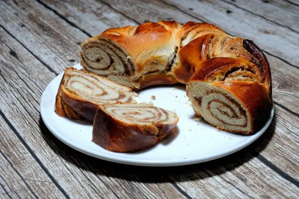 Pyszna strucla z kakao, upieczona w kształcie warkocza, z widocznymi spiralnymi nadzieniami.
