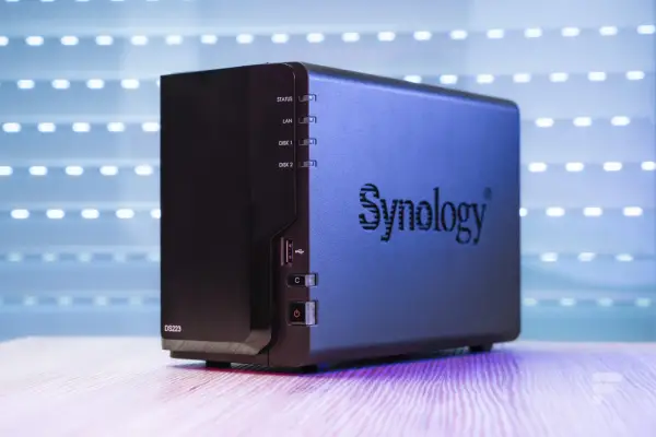 Serveur de stockage en réseau Synology DS223, compact et discret, prêt à centraliser vos données.