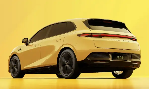 Żółty samochód elektryczny Leapmotor B05 widziany z tyłu, na żółtym tle.