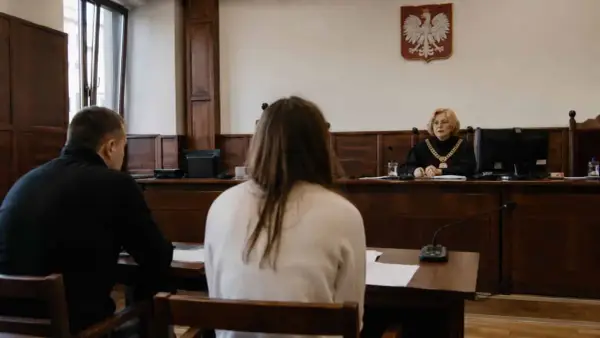 Sąd w sprawie rozwodowej. Sędzia przesłuchuje świadka.