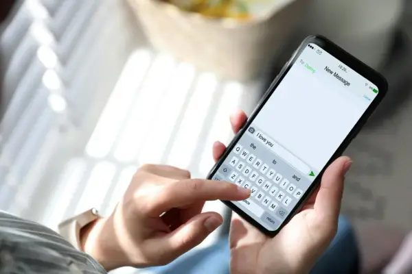 En person skriver "I love you" på mobilen. Kanske dags att återkalla sms:et?