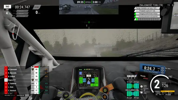 Widok z kokpitu w grze Assetto Corsa Competizione na Xbox. Deszczowa pogoda, wyścig trwa, kierowca walczy o każdy ułamek sekundy.