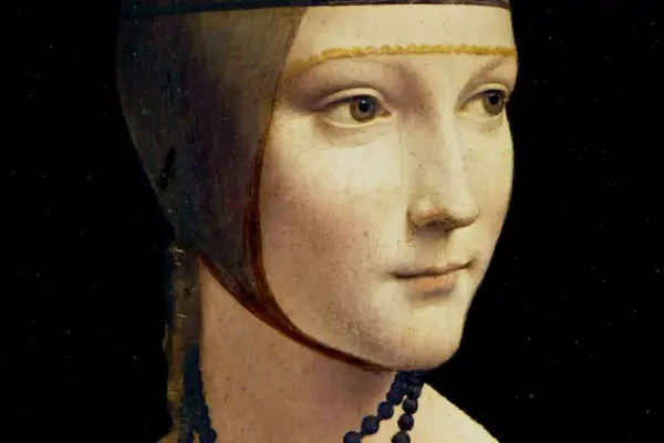 Portret damy z łasiczką, jej spojrzenie jest przenikliwe, a delikatna biżuteria podkreśla jej urodę.