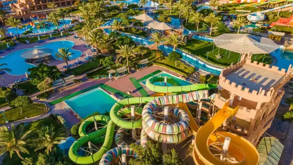 Wodne szaleństwo w Akassia Swiss Resort! Kolorowe zjeżdżalnie, baseny i palmy tworzą idealne miejsce na wakacje.