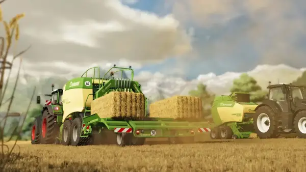 Traktor z przyczepą prasuje słomę. Wirtualni gracze mogą cieszyć się wspólną rozgrywką dzięki farming simulator 22 crossplay.