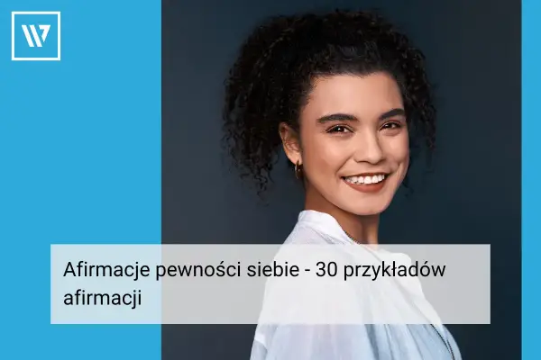 Uśmiechnięta kobieta z kręconymi włosami, tekst o afirmacji pewności siebie.