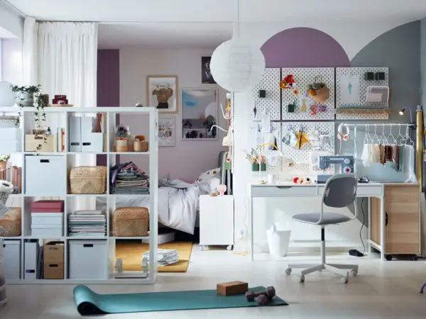 Ett kreativt ungdoms rum med pysselhörna, säng och förvaring. Här finns plats för både studier och fritid.