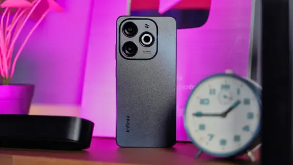 Szary smartfon Infinix z potrójnym aparatem. Czy to firma dla Ciebie?