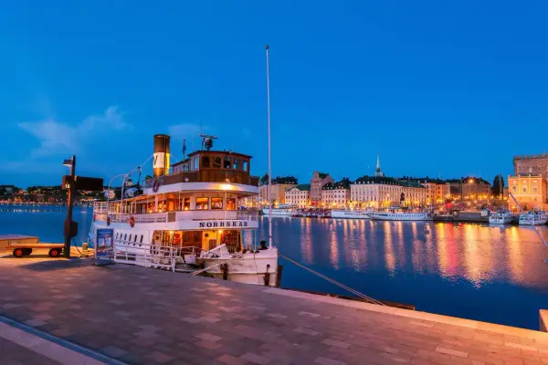 En vacker kväll i Stockholm med Norrskärs båt vid kajen, redo för en kväll med seafood gastro.