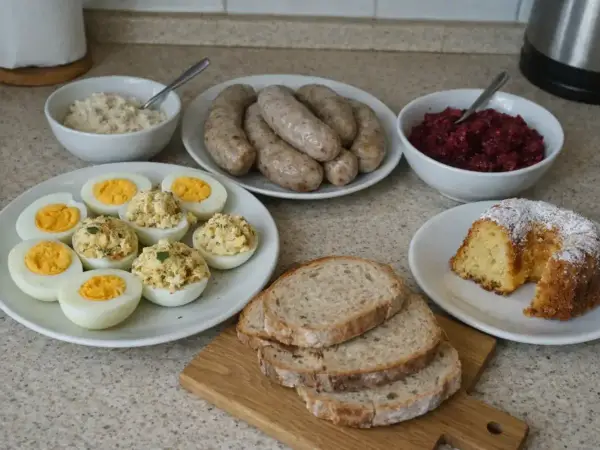 Tradycyjne śniadanie wielkanocne: jajka faszerowane, biała kiełbasa, chrzan, ćwikła, chleb i babka.