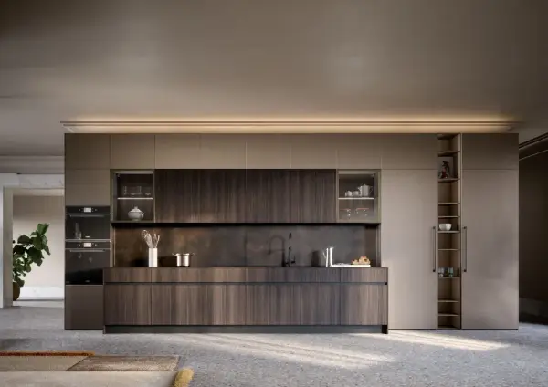 Cucina moderna con finiture in legno scuro e pensili a scomparsa. Un esempio di come abbellire una cucina moderna con stile e funzionalità.