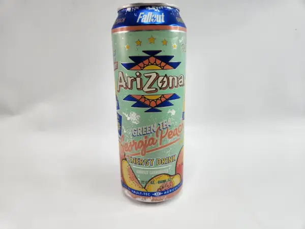 Puszka Arizona Green Tea Georgia Peach. Czy napój Arizona to energetyk? Tak, jest to lekko gazowany napój energetyczny.