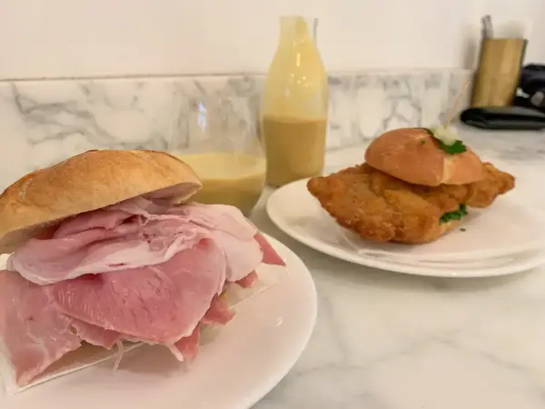 Dwa pyszne sandwicze, jeden z szynką, drugi z panierowanym kotletem, idealne, by sprawdzić, co warto zjeść w Wiedniu.