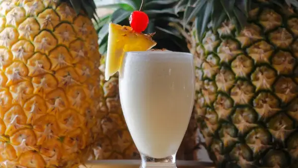 Rum z sokiem ananasowym: Przepisy na drinki, Piña Colada i więcej