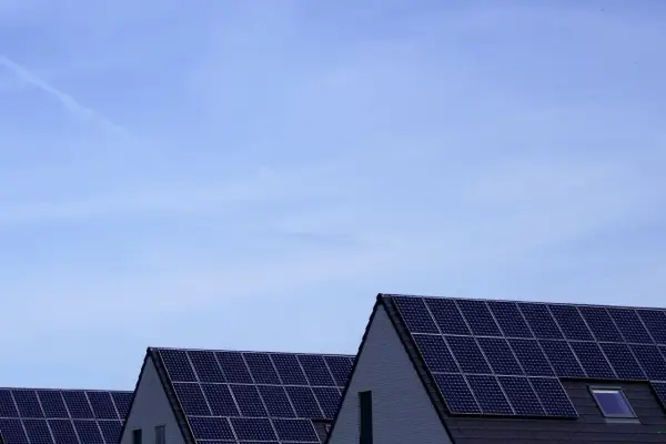 Dachy domów pokryte panelami fotowoltaicznymi. Stabilizator napięcia fotowoltaika zapewnia optymalną pracę instalacji.