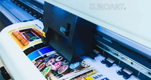 Drukarka wielkoformatowa z technologią eco solvent tworzy żywe wydruki.