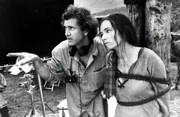 Mel Gibson reżyseruje scenę z Sophie Marceau na planie "Braveheart. Waleczne serce". Obsada i ekipa pracują nad filmem.