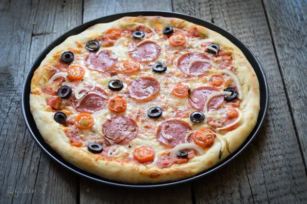 Ile ciasta na pizzę 30 cm? Znajdź idealną wagę i styl!