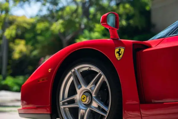 Ile kosztuje Ferrari Enzo? Poznaj aktualne ceny i czynniki wpływające na wartość