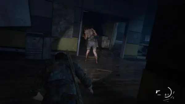W The Last of Us, gracz skrada się, by uniknąć klikacza.