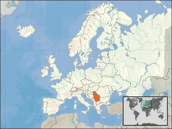 Mapa Europy z zaznaczoną na czerwono Serbią. Gdzie jest Serbia? W południowo-wschodniej części kontynentu.