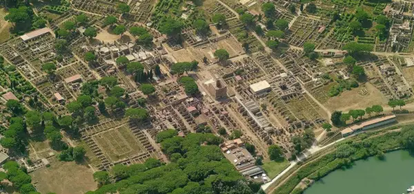 Vue aérienne d'Ostia Antica, vestiges d'une ancienne cité romaine avec ses ruines, ses rues et ses arbres verdoyants.