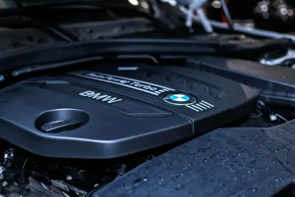 Motorrummet på en BMW med texten "Turbo" och BMW-loggan. Kylare bil.