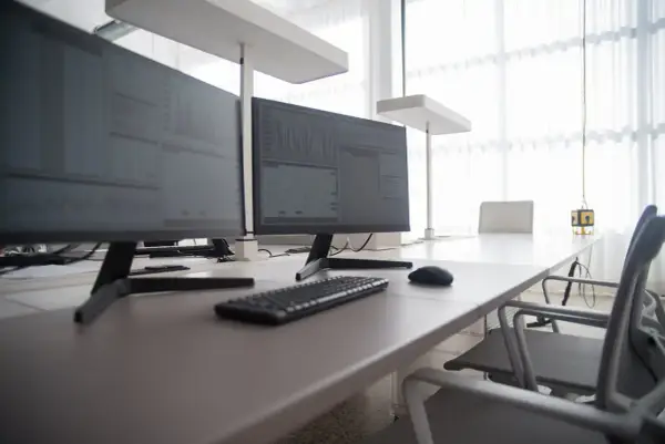 Jak ustawić dwa monitory na biurku - Poznaj ergonomiczne układy