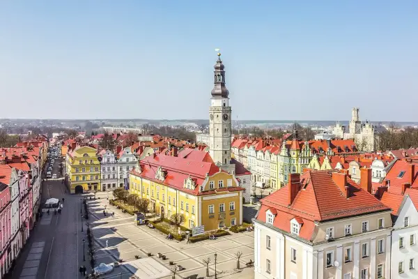 Rynek w Bolesławcu z ratuszem i wieżą zegarową to główne bolesławiec atrakcje. Kolorowe kamienice tworzą malowniczy widok.