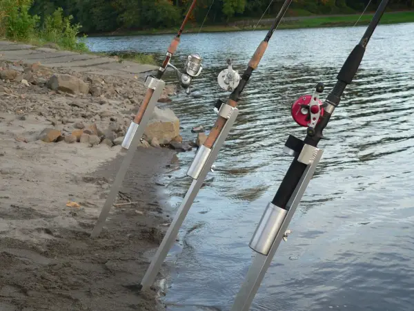 Tripody wędkarskie - Jak wybrać stabilny stojak na trudny brzeg?