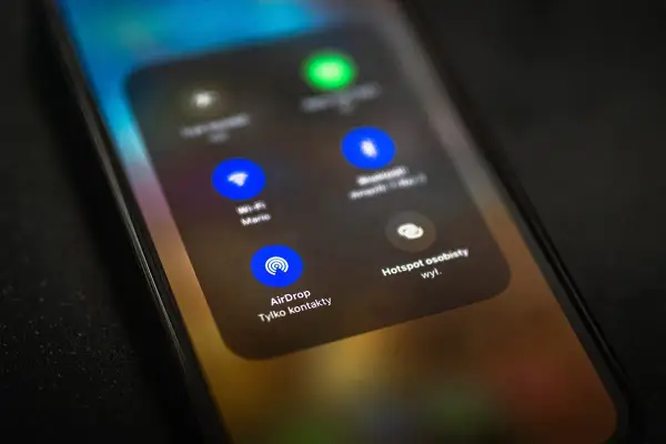 Ekran telefonu z menu AirDrop. Dowiedz się, airdrop co to jest i jak działa, by łatwo udostępniać pliki.