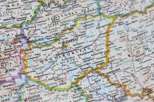Węgry, choć nie używają euro jako waluty, są blisko krajów strefy euro, co ułatwia podróżowanie i płatności.