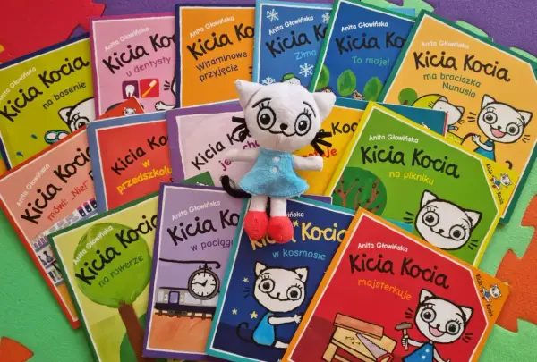 Kicia Kocia i jej przygody w książkach: na basenie, u dentysty, w przedszkolu, na rowerze, w pociągu, w kosmosie i wiele innych.