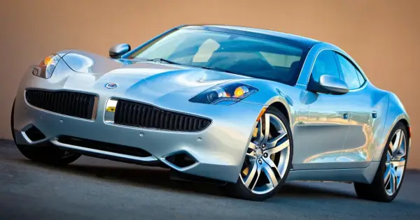 Srebrny Fisker Karma z eleganckimi liniami i sportowymi felgami, gotowy na podbój drogi.