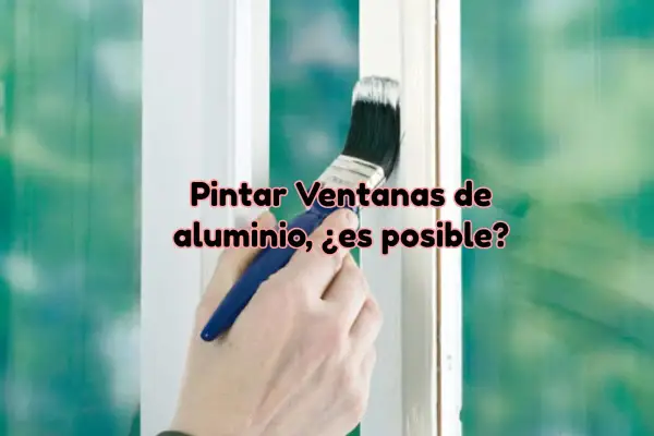 Pintar ventanas de aluminio sin lijar es posible. Mano aplica pintura blanca a un marco de ventana.