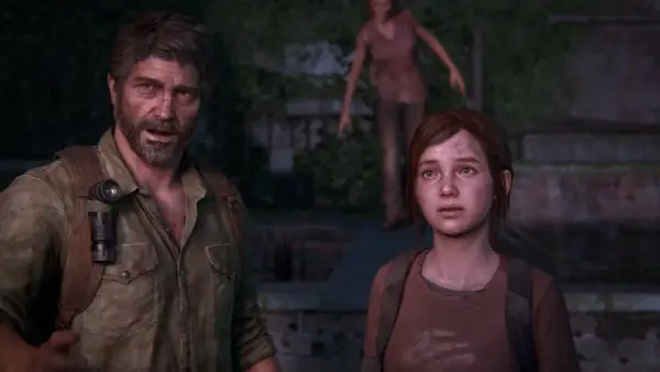 Joel i Ellie z gry The Last of Us Remastered, w tle widać zagrożenie.