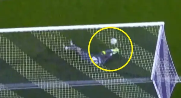 Bramkarz Interu Mediolan w akcji ratunkowej podczas meczu Fiorentina – Inter Mediolan. Piłka zmierza do siatki.